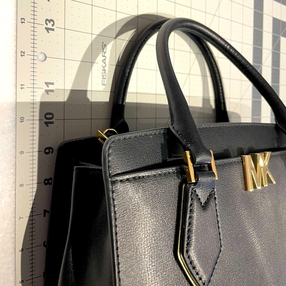 🥳SOLD🥳🔥👜 Michael Kors Black & Gold Purse 👜🔥 - Picture 15 of 15